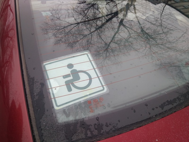 Автоинспекторы Сыктывкара проверили, кто паркуется на стоянках для инвалидов