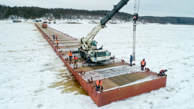 ООО "Газпром трансгаз Ухта" ведет работы по устройству понтонного моста через Печору