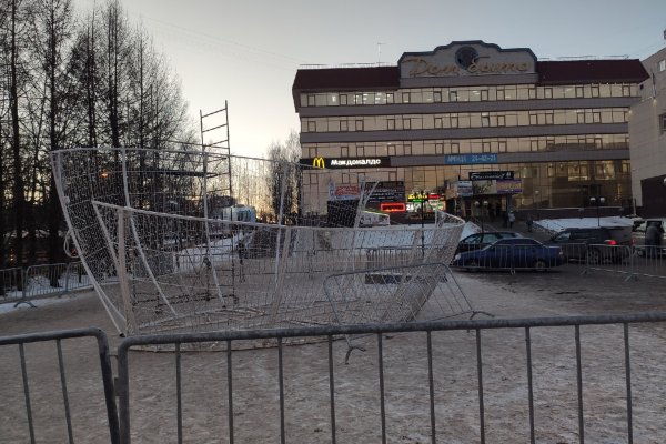 В Сыктывкаре перед Домом быта начали устанавливать новогодний шар 

