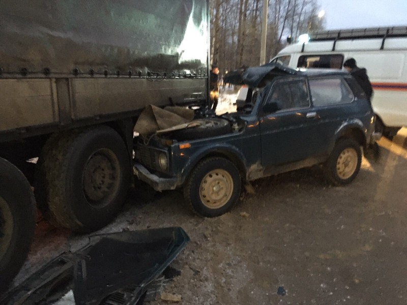 В Сыктывкаре "Нива" врезалась в КамАЗ, пассажир внедорожника скончался