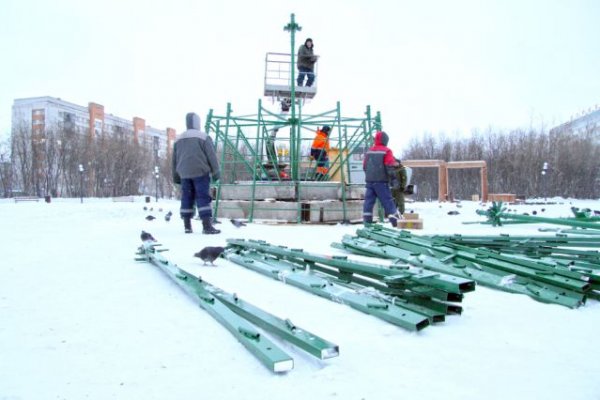 Центральную площадь в Воркуте украсит 17-метровая ель и пять четырехметровых искусственных елок с подсветкой