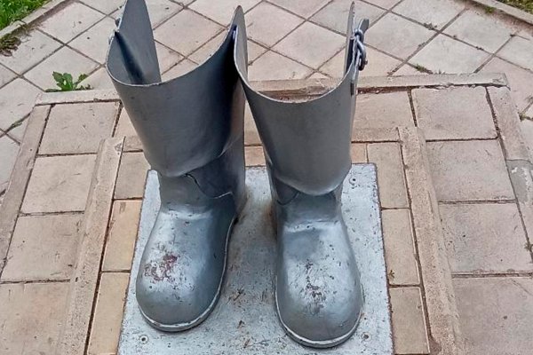 Памятник сапогам в Эжве претендует на титул самой необычной скульптуры в России