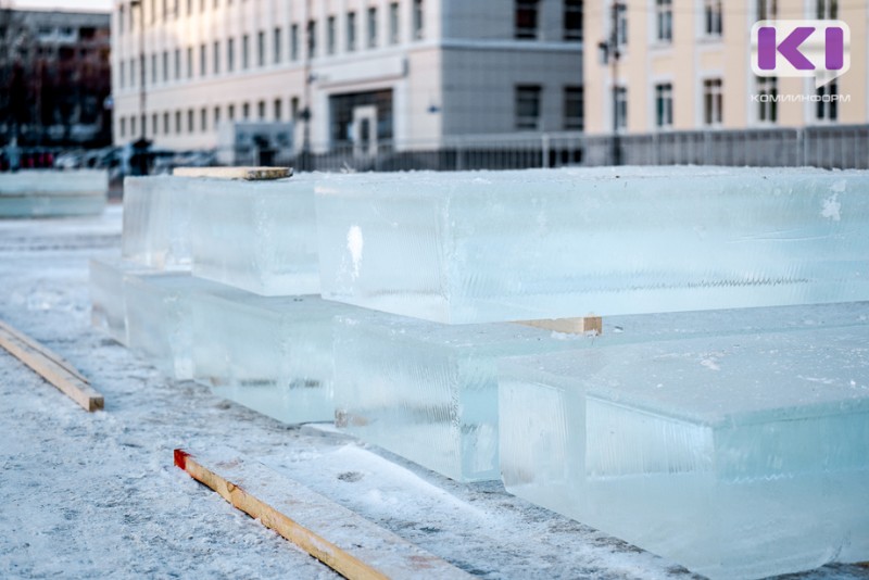 В Сыктывкар завезли лед для новогоднего городка
