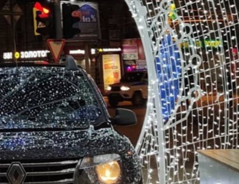 Стала известна личность водителя, загнавшего авто в новогодний шар в Сыктывкаре