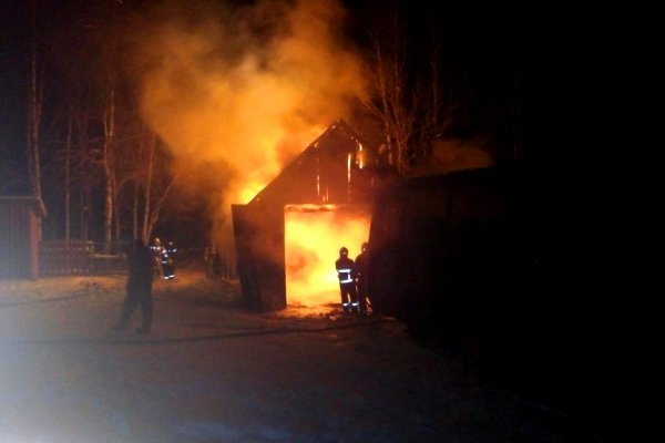В Воркуте сгорели шесть машин, а в деревне Бакур - школьный автобус