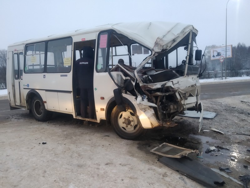 Под Сыктывкаром в ДТП с маршрутным автобусом и КамАЗом пострадал подросток