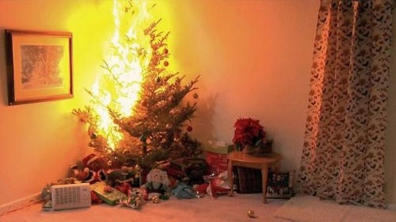 В квартире Ухты загорелась елка - семилетнего ребенка спас сосед 