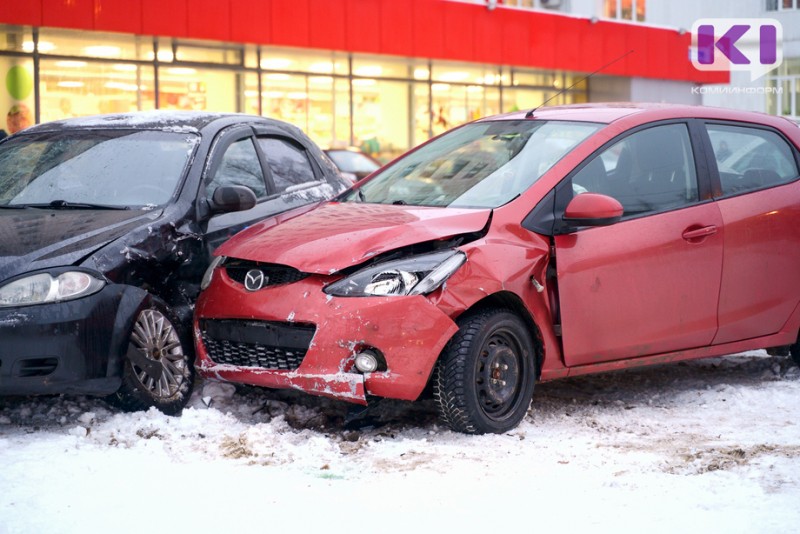 В Сыктывкаре Mazda вылетела на парковку через ограждения на "кольце"