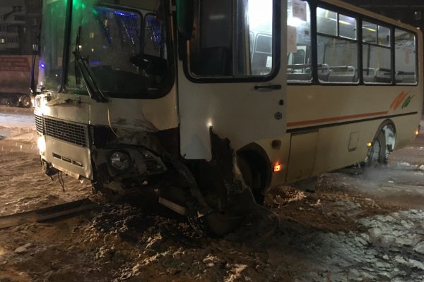 В Сыктывкаре рядом с АТП столкнулись маршрутный автобус и такси
