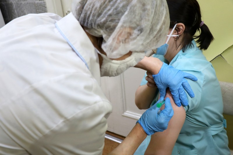 Интинские медики прошли первый этап вакцинации против коронавируса

