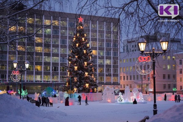На Стефановской площади Сыктывкара зажглась новогодняя елка