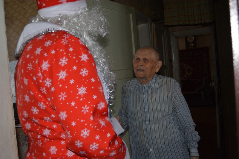 "Полицейский Дед Мороз" пришел к сыктывкарскому ветерану, которому исполнился 101 год