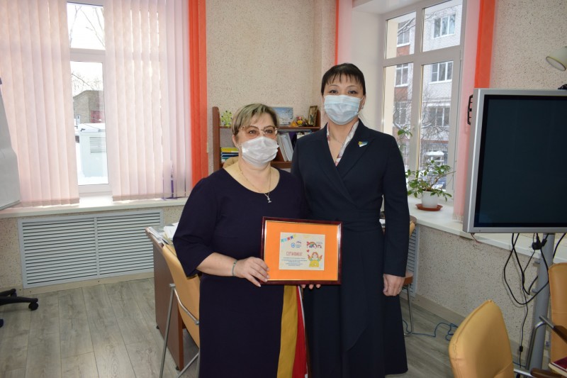 Депутаты Совета Сыктывкара подарили городским школьникам подписку на "Радугу" 

