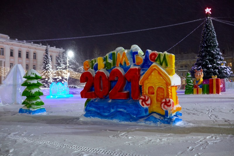 Ухтинцев на Первомайской площади в Ухте ждет яркий городок из снега и льда
