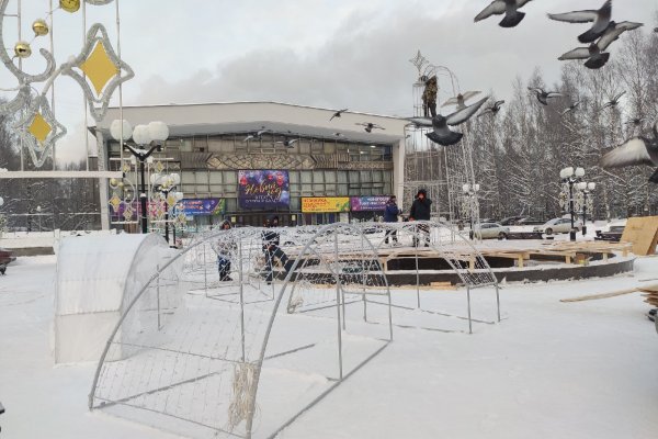 В Сыктывкаре устанавливают светящийся фонтан