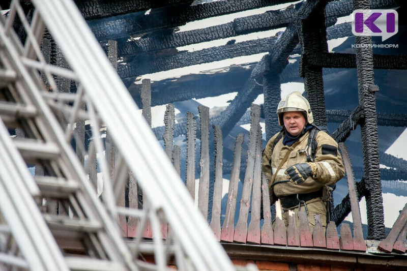 В Воркуте огнеборцы спасли женщину, в Шошке на пожаре погиб мужчина
