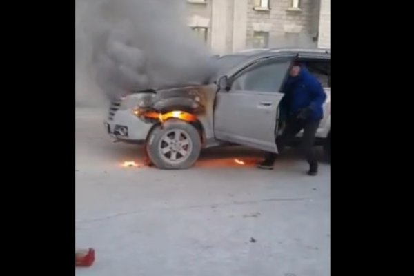 В Воркуте из-за неисправной проводки сгорел китайский внедорожник