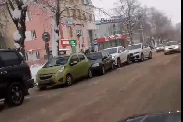 В Сыктывкаре женщина за рулем BMW X5 устроила аварию с участием четырех машин