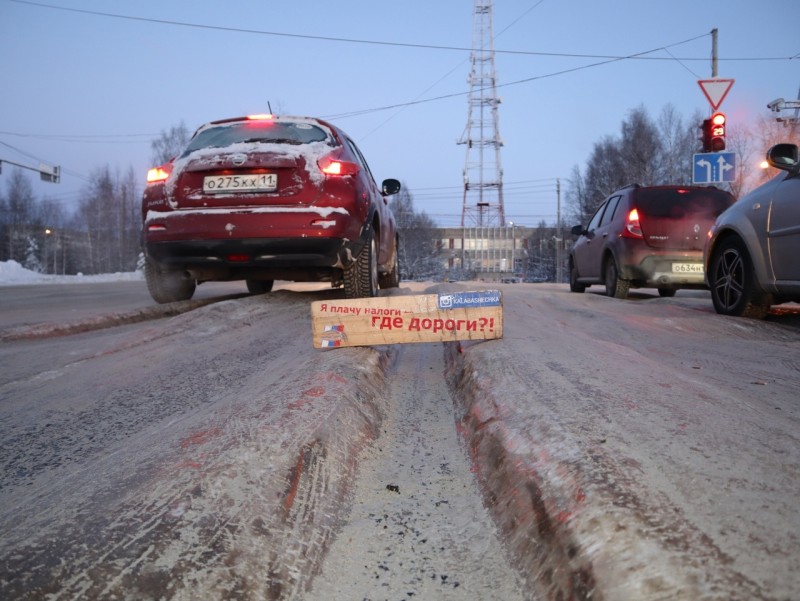 В Сыктывкаре после обращения автомобилистов удалили колейность возле ТРЦ "Июнь"
