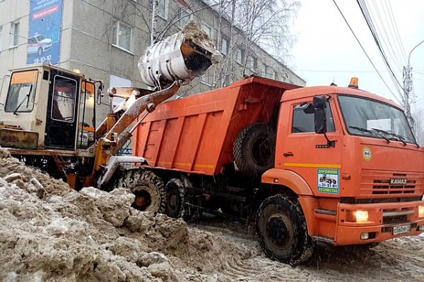 В Сыктывкаре продолжается уборка улиц от снега