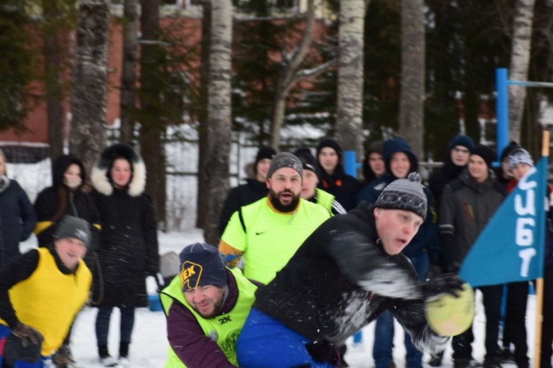 В Сыктывкаре прошла дуэль между регбистами и футболистами