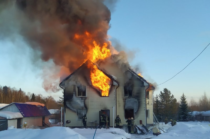 Многодетной семье из сгоревшего дома в Выльгорте требуется помощь