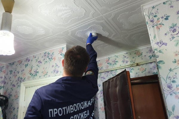 В Коми работники противопожарной службы устанавливают пожарные извещатели нуждающимся семьям