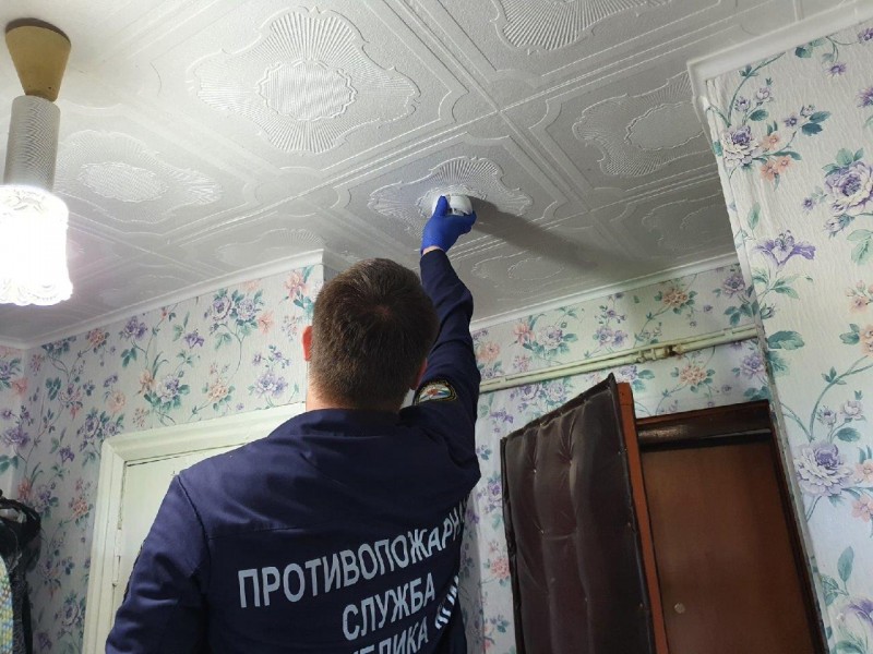 В Коми работники противопожарной службы устанавливают пожарные извещатели нуждающимся семьям