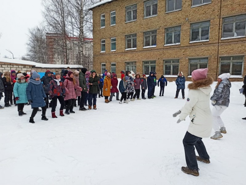 На площадках трех сыктывкарских школ прошли "Зимние забавы"