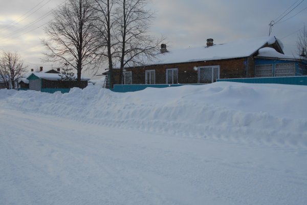 81-летняя жительница п. Кажым оказалась в снежном плену из-за очистки дорог