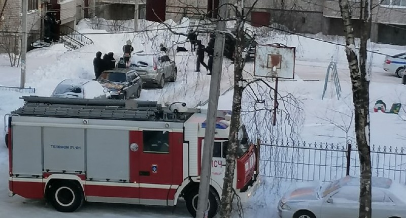 Многоэтажку напротив полиции Сыктывкара оцепили из-за детской игрушки