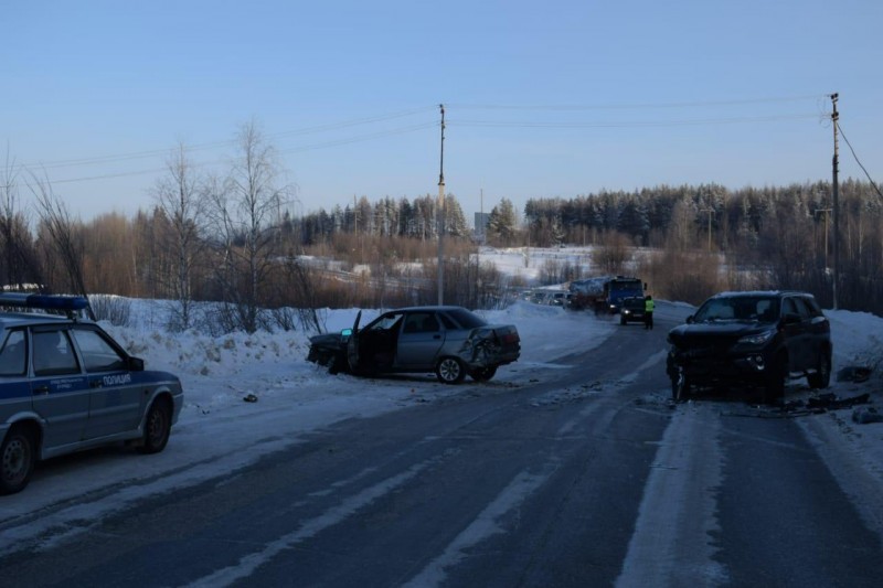 На дороге Ухта - Сосногорск ВАЗ выехал на встречку и столкнулся с Toyota
