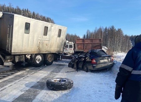 В Ухтинской горбольнице скончался пассажир Hyundai, в который влетел КамАЗ
