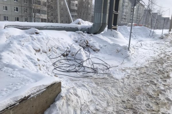 В Сыктывкаре водитель лесовоза оборвал провода и обесточил три светофора