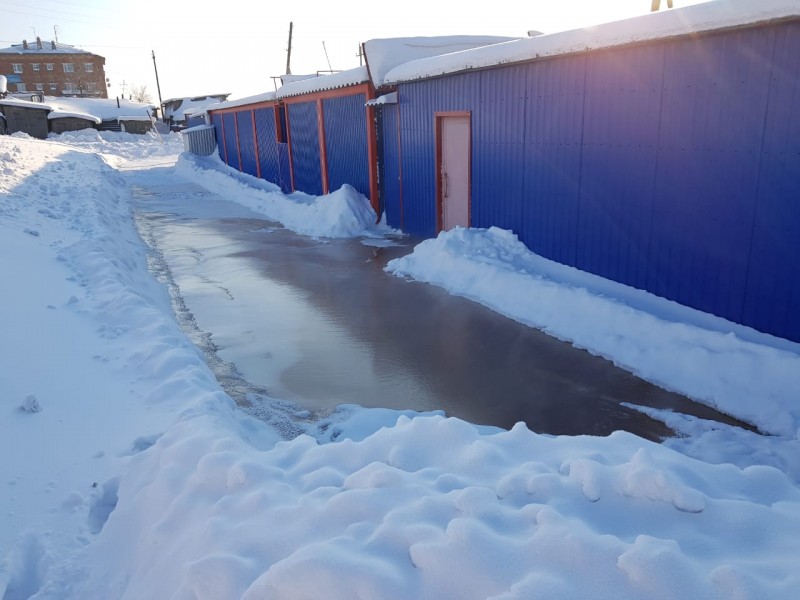 В Усть-Цильме из-за прорыва канализации нечистоты затопили подходы к магазину