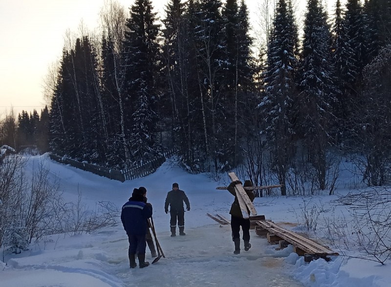 Жители деревни Троицко-Печорского района своими силами восстановили дорогу