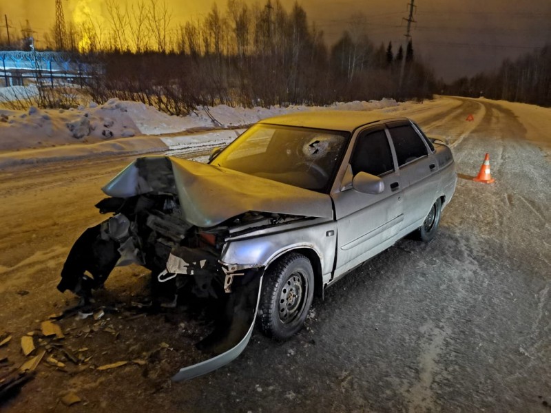 Под Сосногорском водитель ВАЗа пострадал при столкновении с "Уралом"