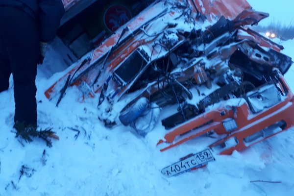 Под Усинском столкнулись два КамАЗа, один из водителей получил серьезные травмы