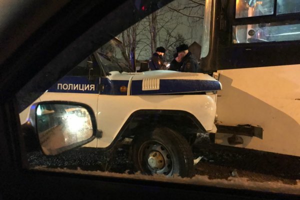 В Сыктывкаре столкнулись автобус и полицейский УАЗик