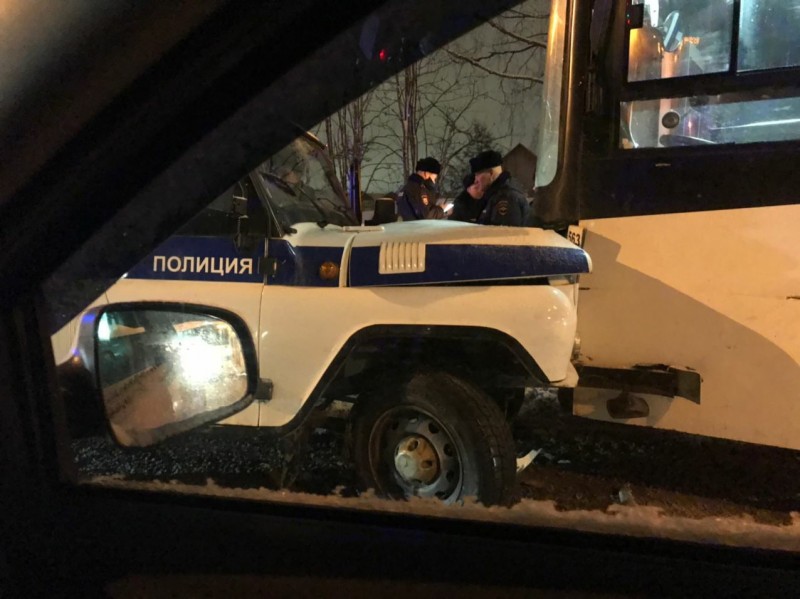 В Сыктывкаре столкнулись автобус и полицейский УАЗик