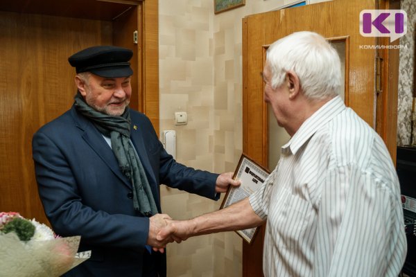 Владимир Уйба поздравил с 75-летием Вячеслава Худяева