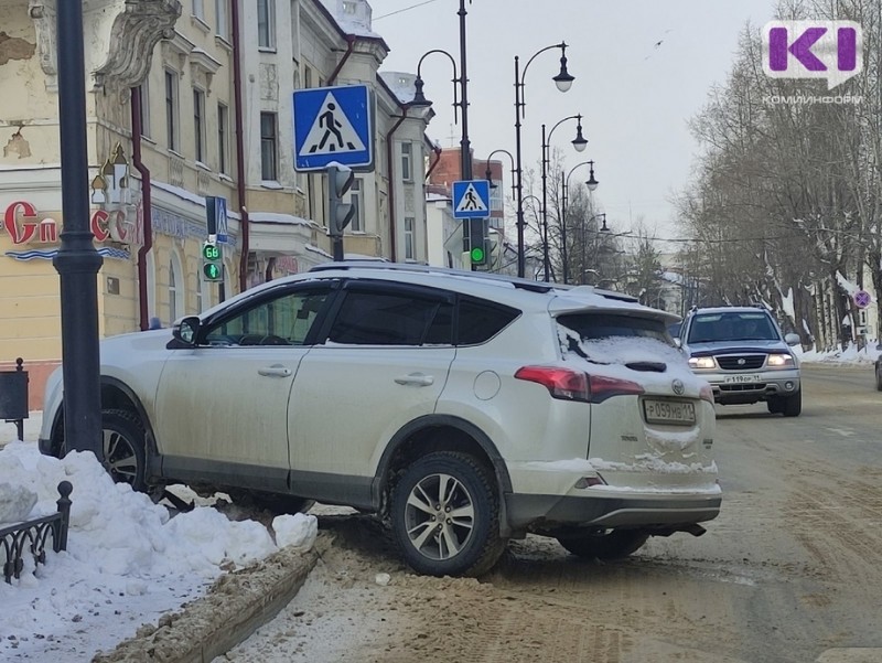 В Сыктывкаре водитель Тойоты Рав 4 вылетел на тротуар