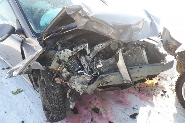 Под Сосногорском в ДТП пострадали водитель и пассажир Toyota Avensis
