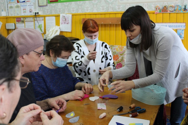 "Активное долголетие" в Коми: пожилые участвуют в творческих мастер-классах и обучаются компьютерной грамотности