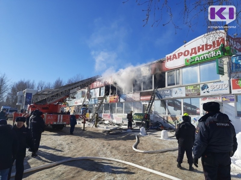 В Сыктывкаре горит крупный торговый центр, спасены два человека