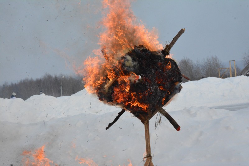 Сожжение чучела COVID-19,  коми калачи и удмуртский юмор: в Финно-угорском этнопарке отгуляли Масленицу