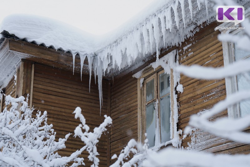 В Сыктывкаре управляющим компаниям и собственникам зданий напомнили об очистке дворов и крыш от снега и наледи