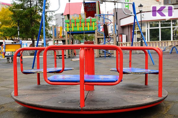Жители Усинска взыскали с УК моральный вред за сломанную на детской площадке ногу ребенка 