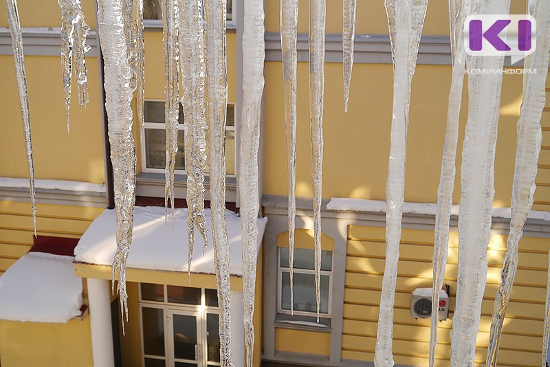 Как в Усинске решают проблему схода снега с крыш, рассказал Евгени Бейков 