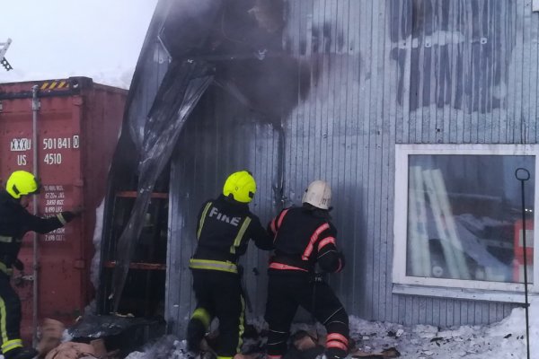 На Сысольском шоссе в Сыктывкаре горел склад строительных материалов 